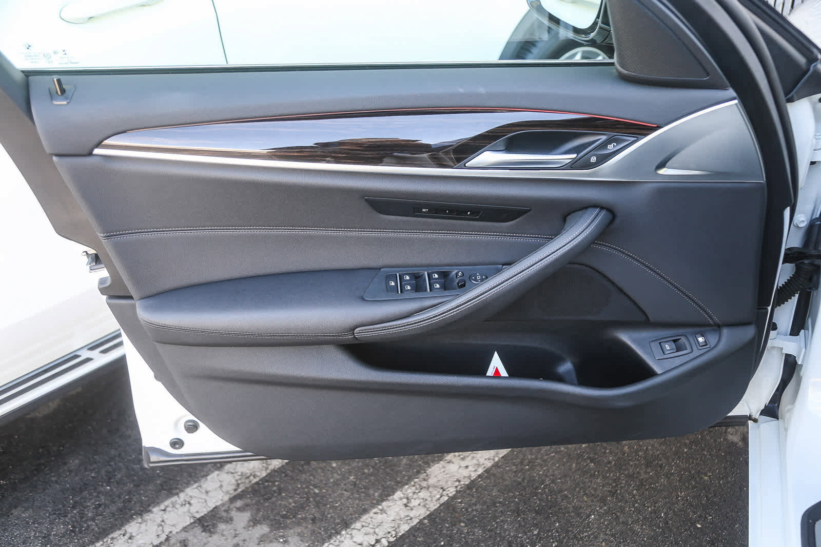 Used 2023 BMW 530e w/ Convenience Package image 17