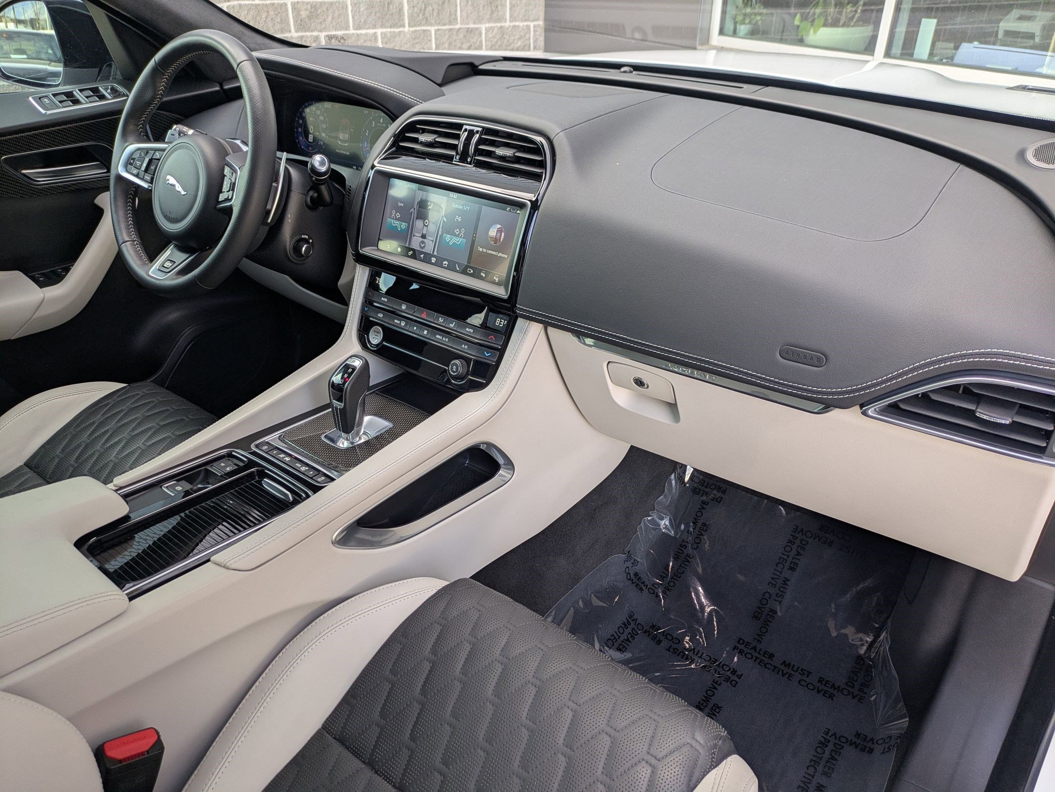 Used 2020 Jaguar F-PACE SVR image 33