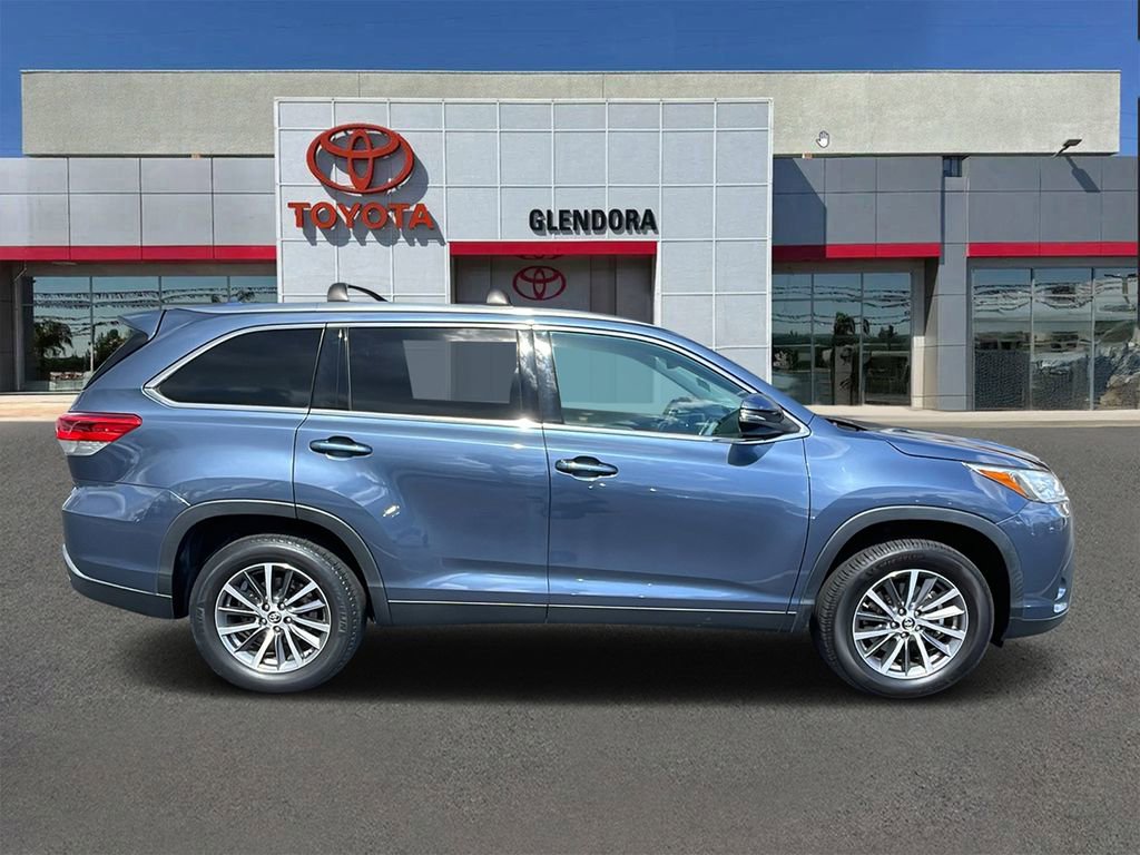 Used 2019 Toyota Highlander XLE w/ Carpet Mat Package (TMS) FWD image 2