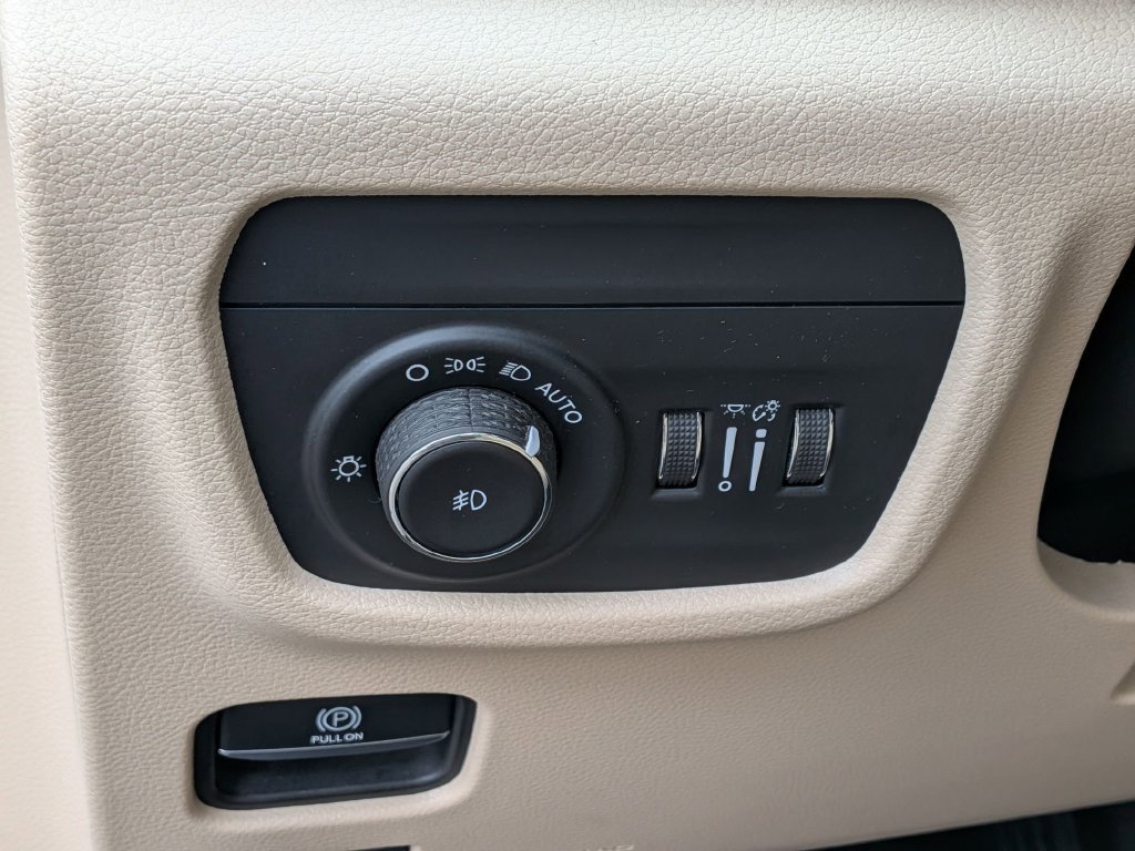 Certified 2022 Jeep Grand Cherokee Limited AWD/4WD image 16