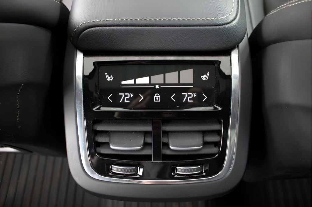 Used 2025 Volvo XC60 B5 Ultra AWD/4WD image 29