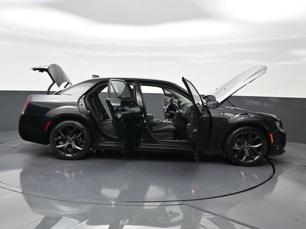 Used 2023 Chrysler 300 Touring w/ Sport Appearance Package image 34