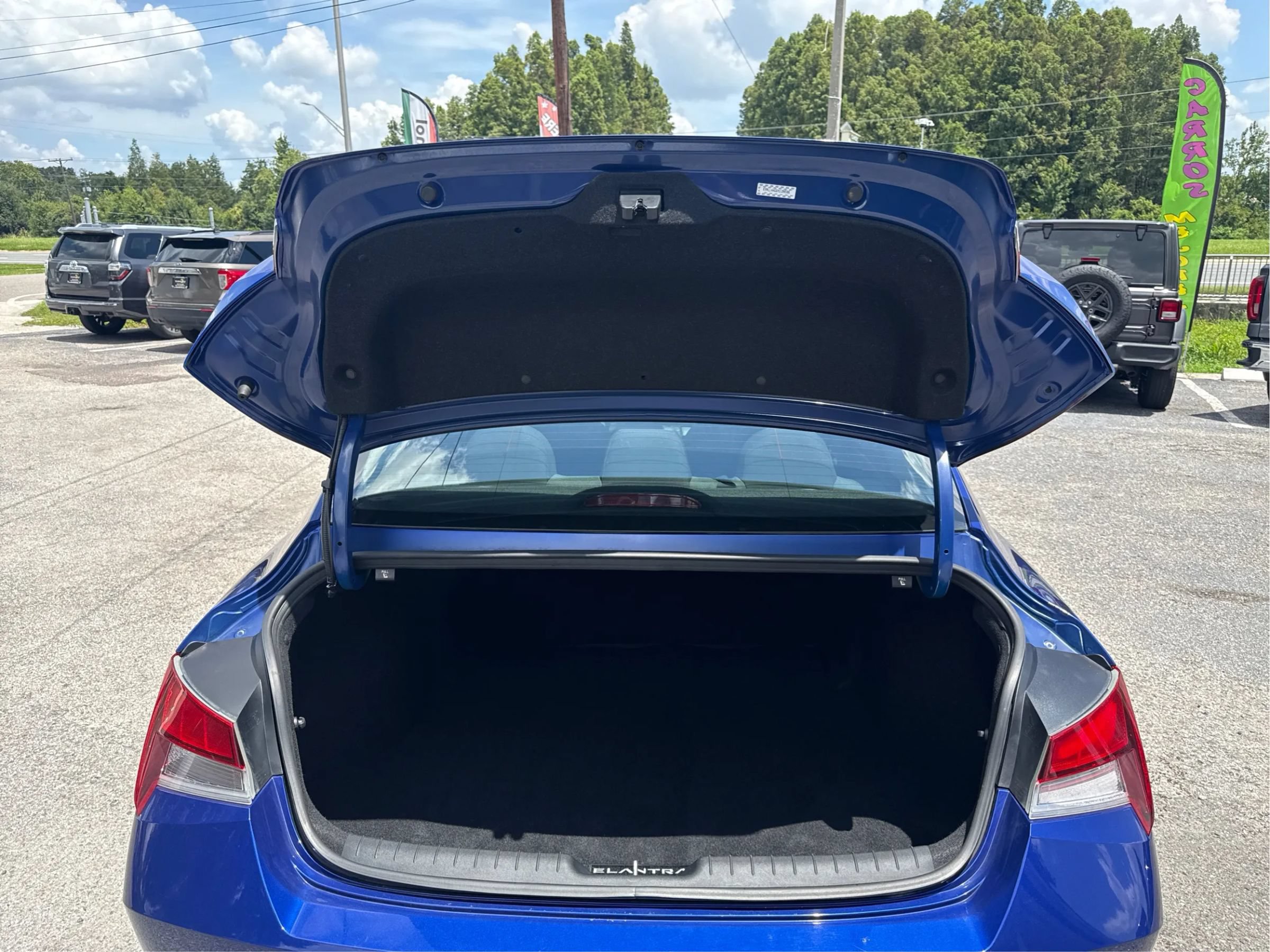 Used 2021 Hyundai Elantra SE FWD image 13