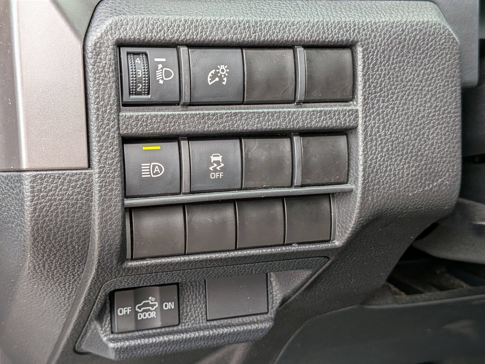 Used 2024 Toyota Tacoma SR5 AWD/4WD image 17