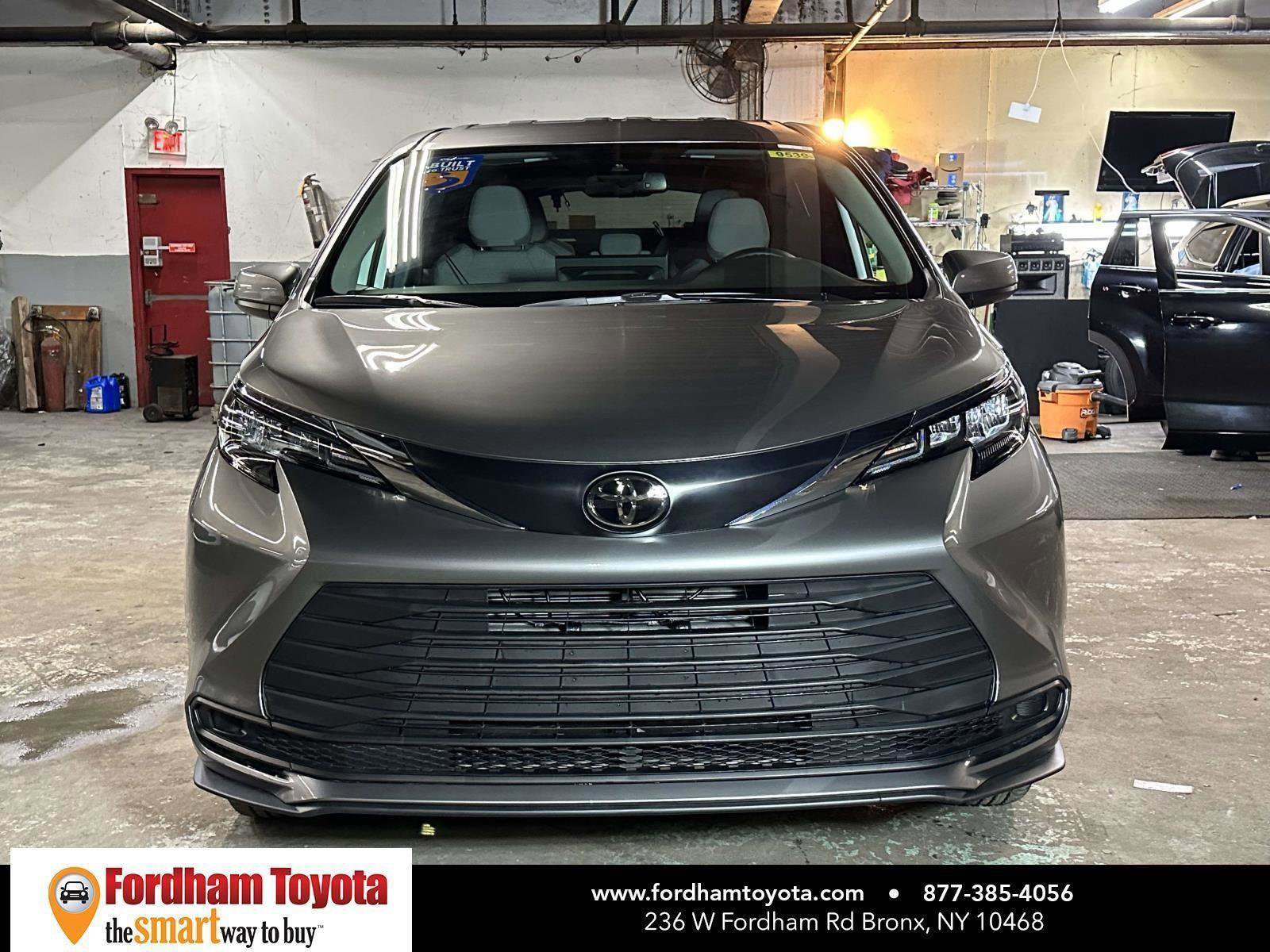 Used 2026 Toyota Sienna LE image 4