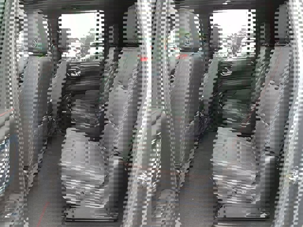 Used 2021 Chevrolet Suburban RST w/ Luxury Package image 14