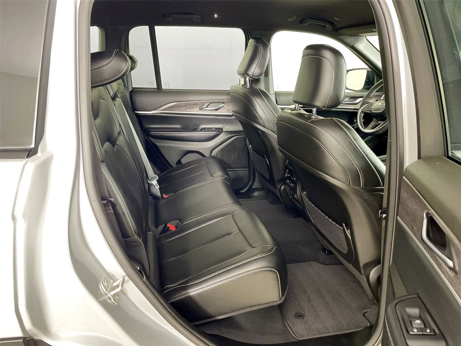 Used 2024 Jeep Grand Cherokee Limited w/ Black Appearance Package AWD/4WD image 27