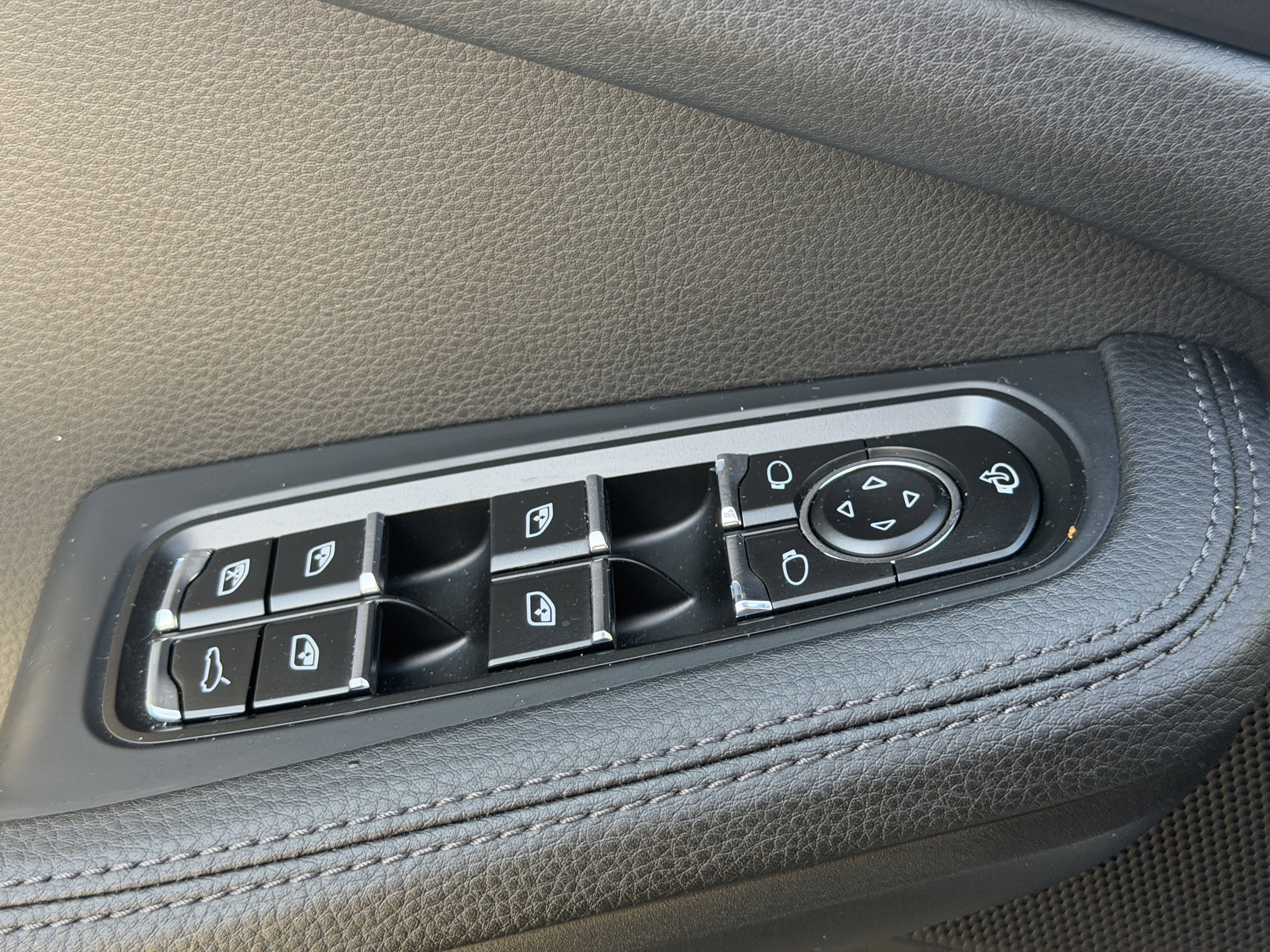 Used 2025 Porsche Macan image 24