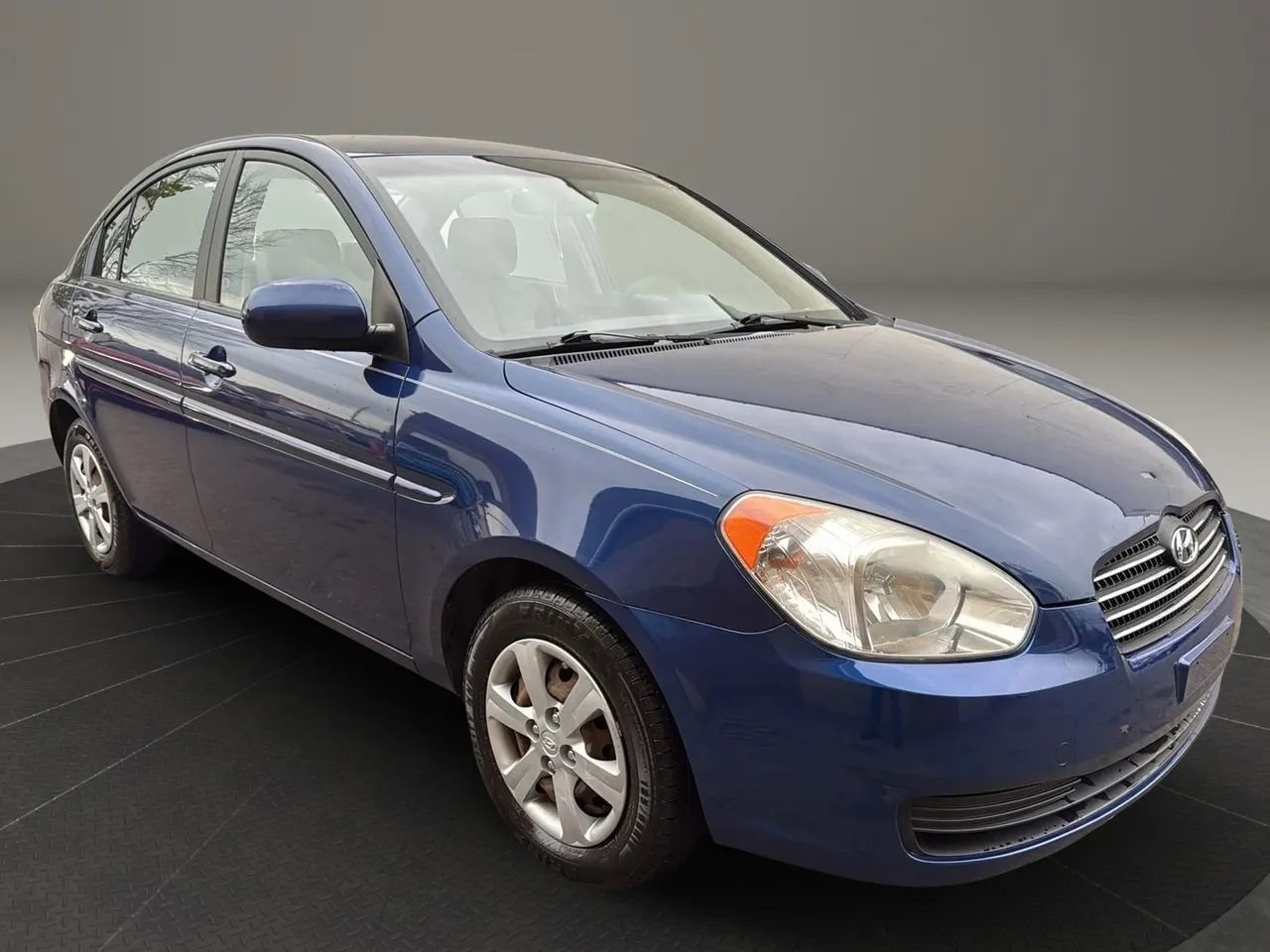 Used 2010 Hyundai Accent GLS w/ Premium Pkg 4 image 3