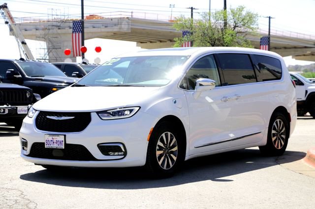 Used 2022 Chrysler Pacifica Limited w/ Uconnect Theater Family Group image 7