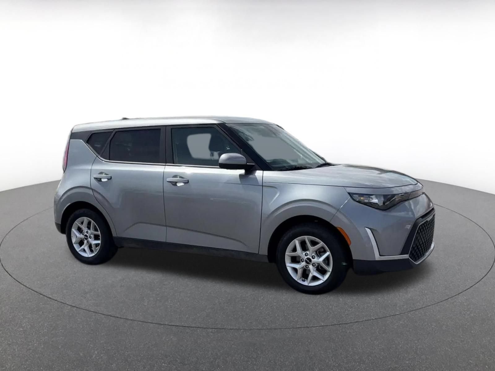 Used 2025 Kia Soul LX w/ LX Technology Package FWD image 2