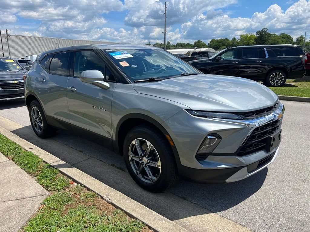 Used 2023 Chevrolet Blazer LT FWD image 2