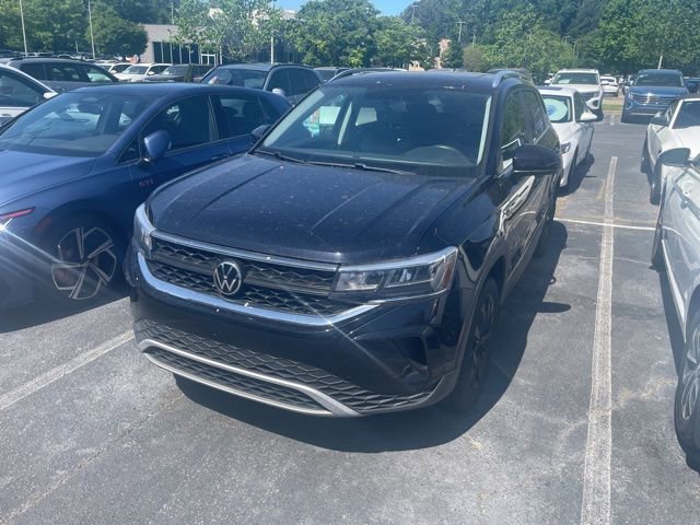 Used 2022 Volkswagen Taos SE w/ Panoramic Sunroof Package image 2