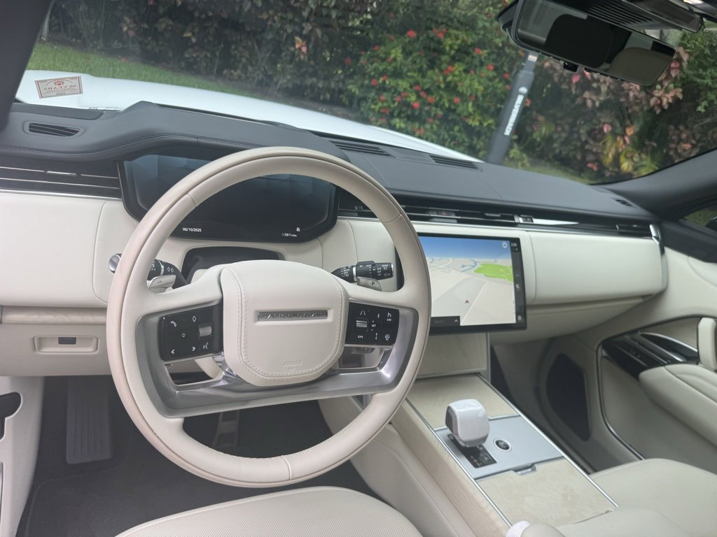 Used 2025 Land Rover Range Rover SV image 33