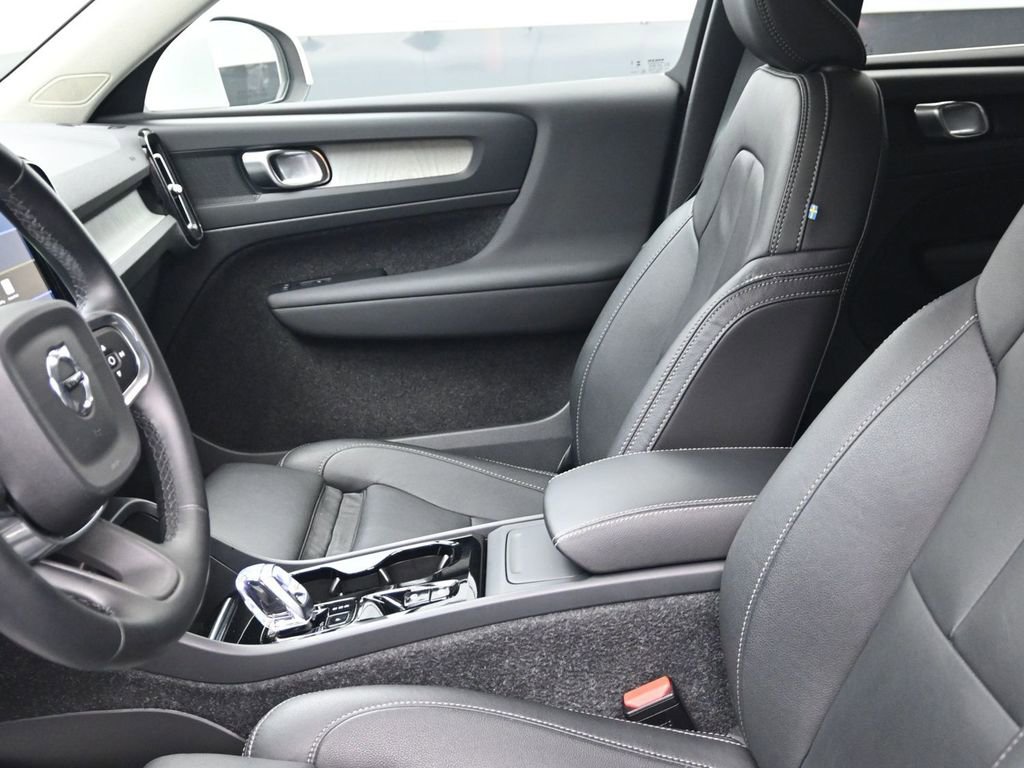 Used 2025 Volvo XC40 B5 Plus image 11