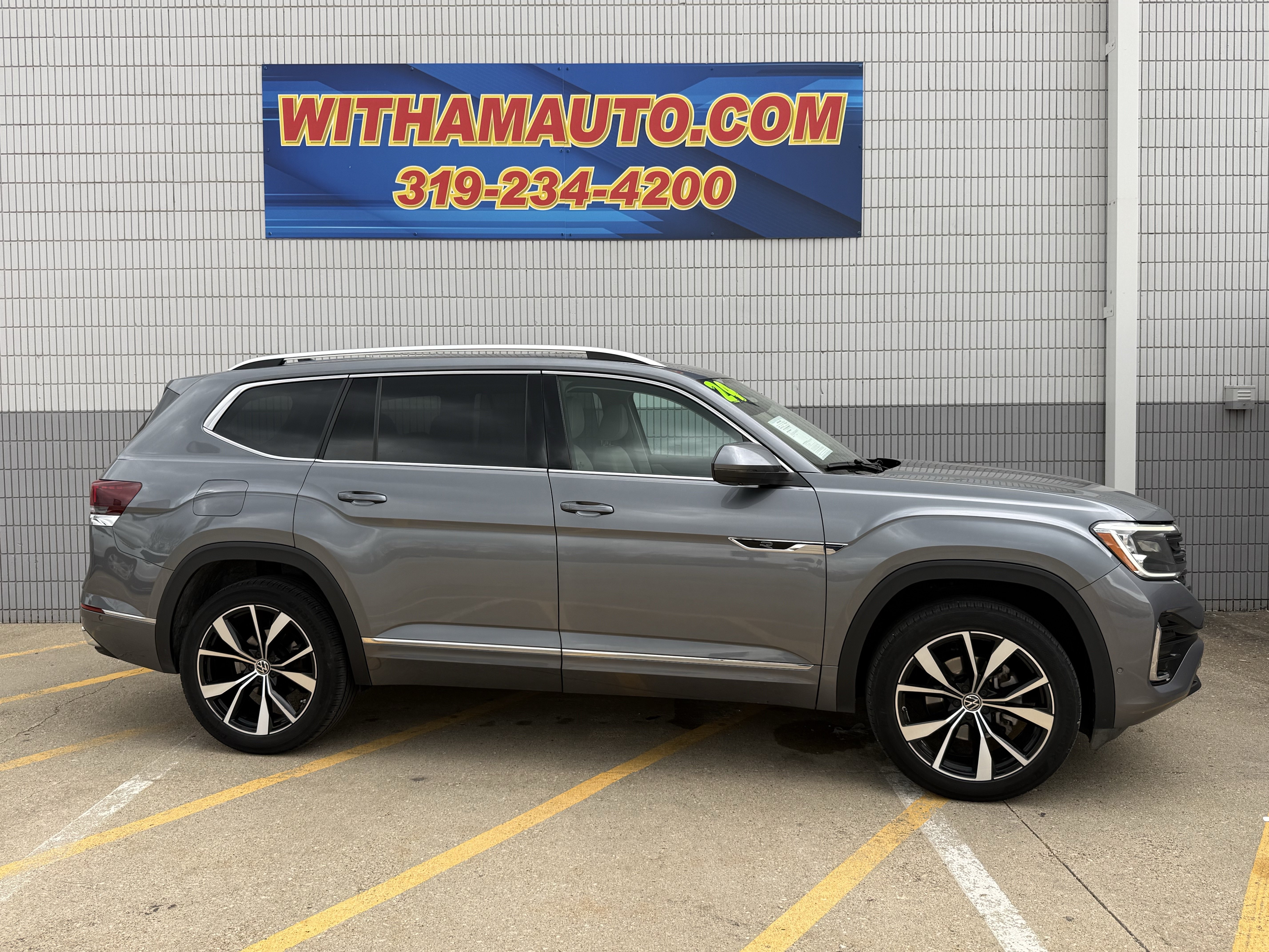 Used 2024 Volkswagen Atlas SEL Premium R-Line AWD/4WD image 3