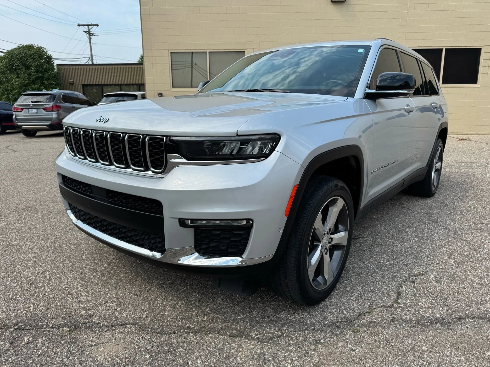 Used 2021 Jeep Grand Cherokee L Limited w/ Luxury Tech Group II image 3