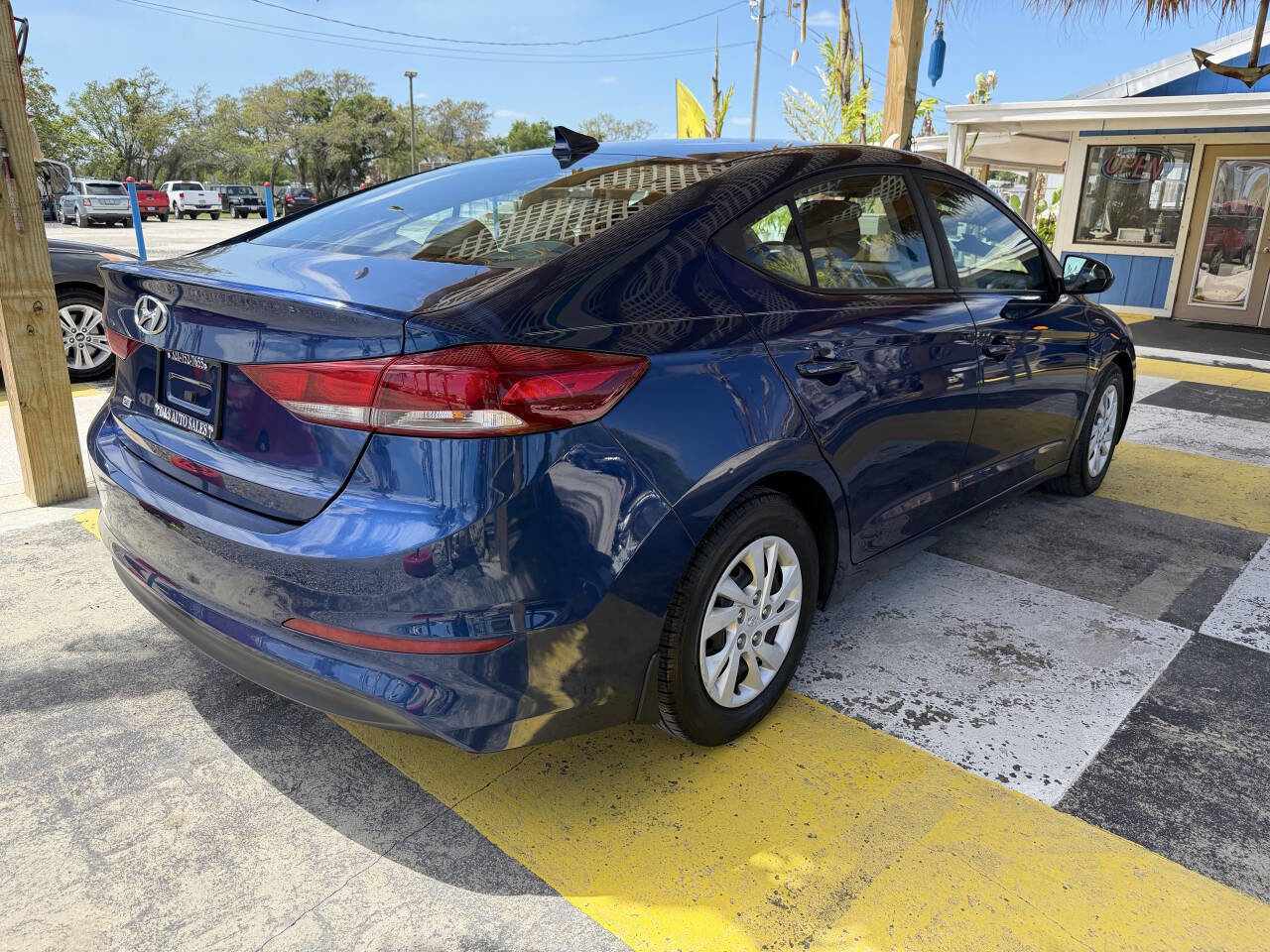 Used 2018 Hyundai Elantra SE w/ SE Connectivity Package 04 FWD image 5