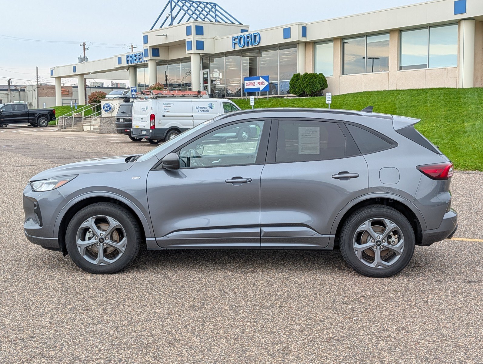 Used 2024 Ford Escape ST-Line AWD/4WD image 2