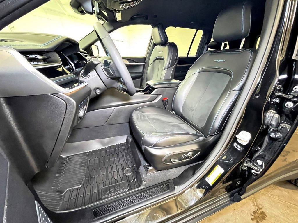 Used 2022 Jeep Grand Cherokee Trailhawk w/ Luxury Tech Group III image 32