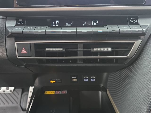 Used 2025 Toyota Camry SE w/ Convenience Package image 23