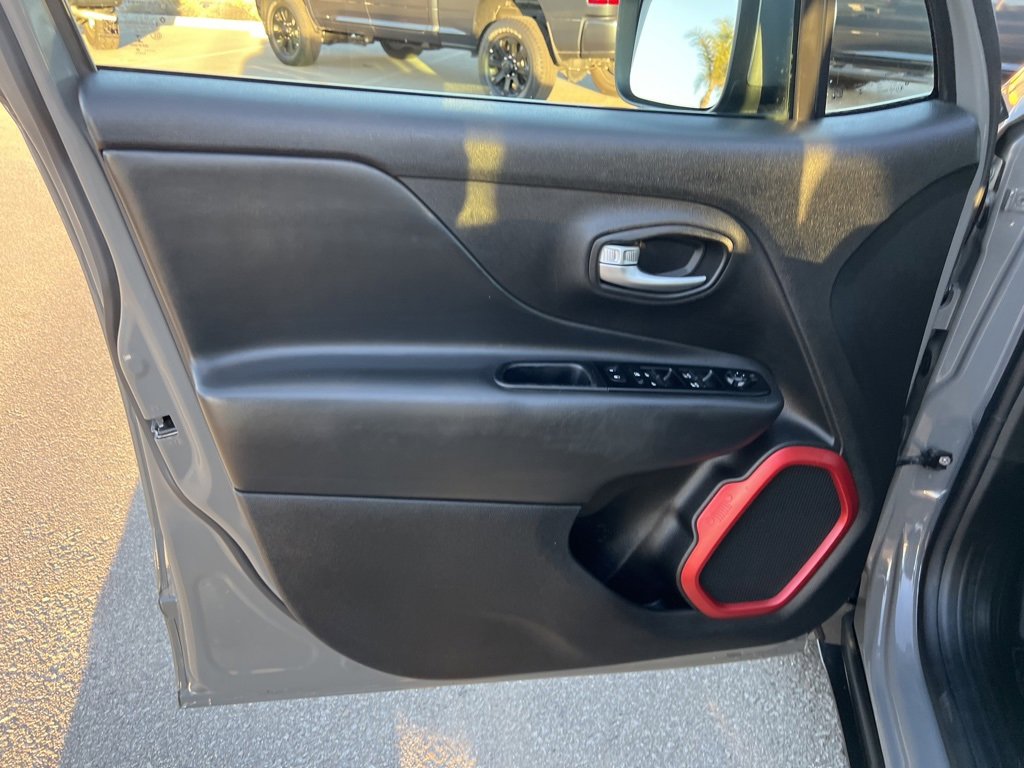 Used 2020 Jeep Renegade Trailhawk w/ Cold Weather Group image 15