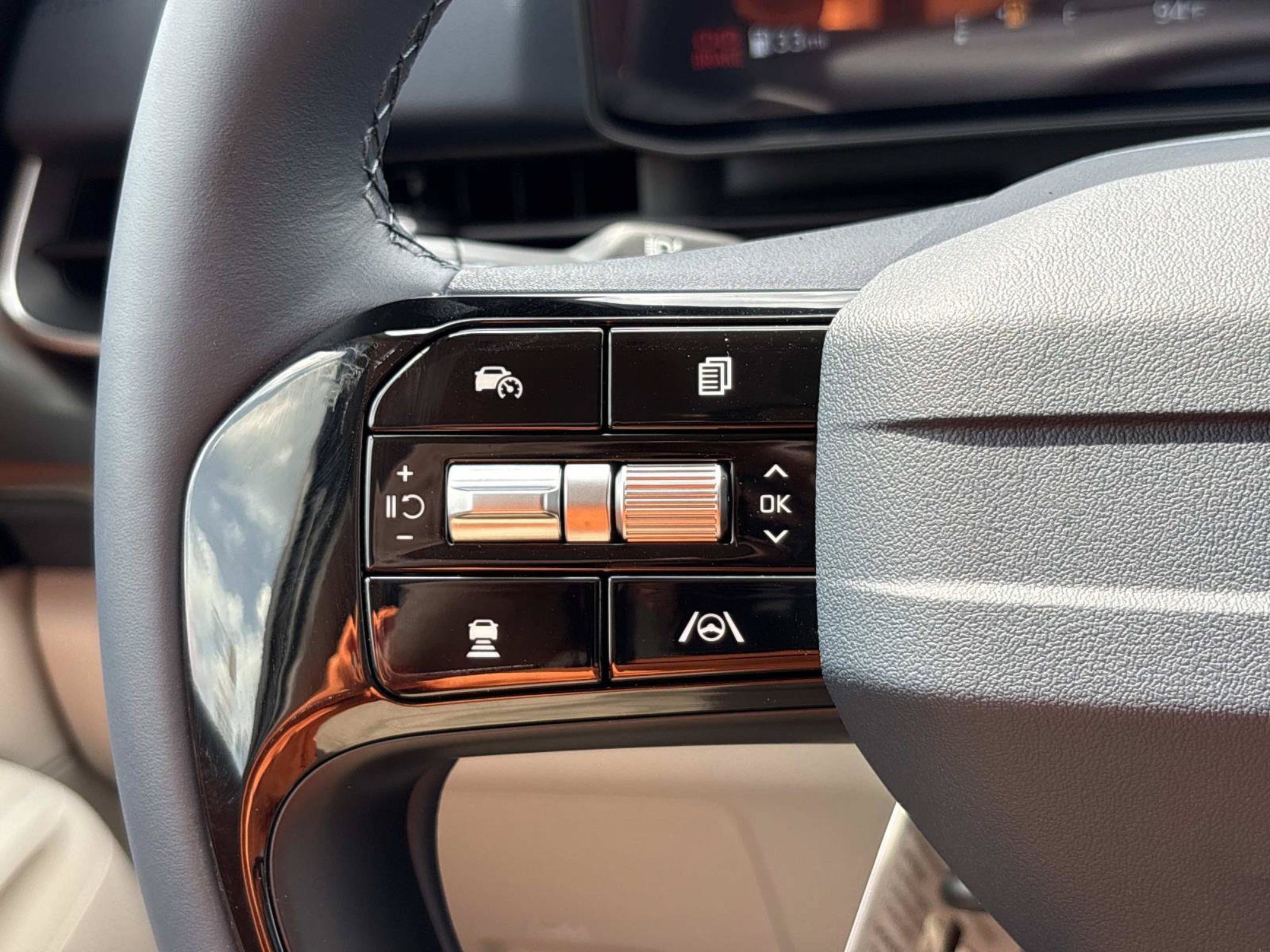 New 2027 Kia Carnival SX w/ Dark Edition Package FWD image 26