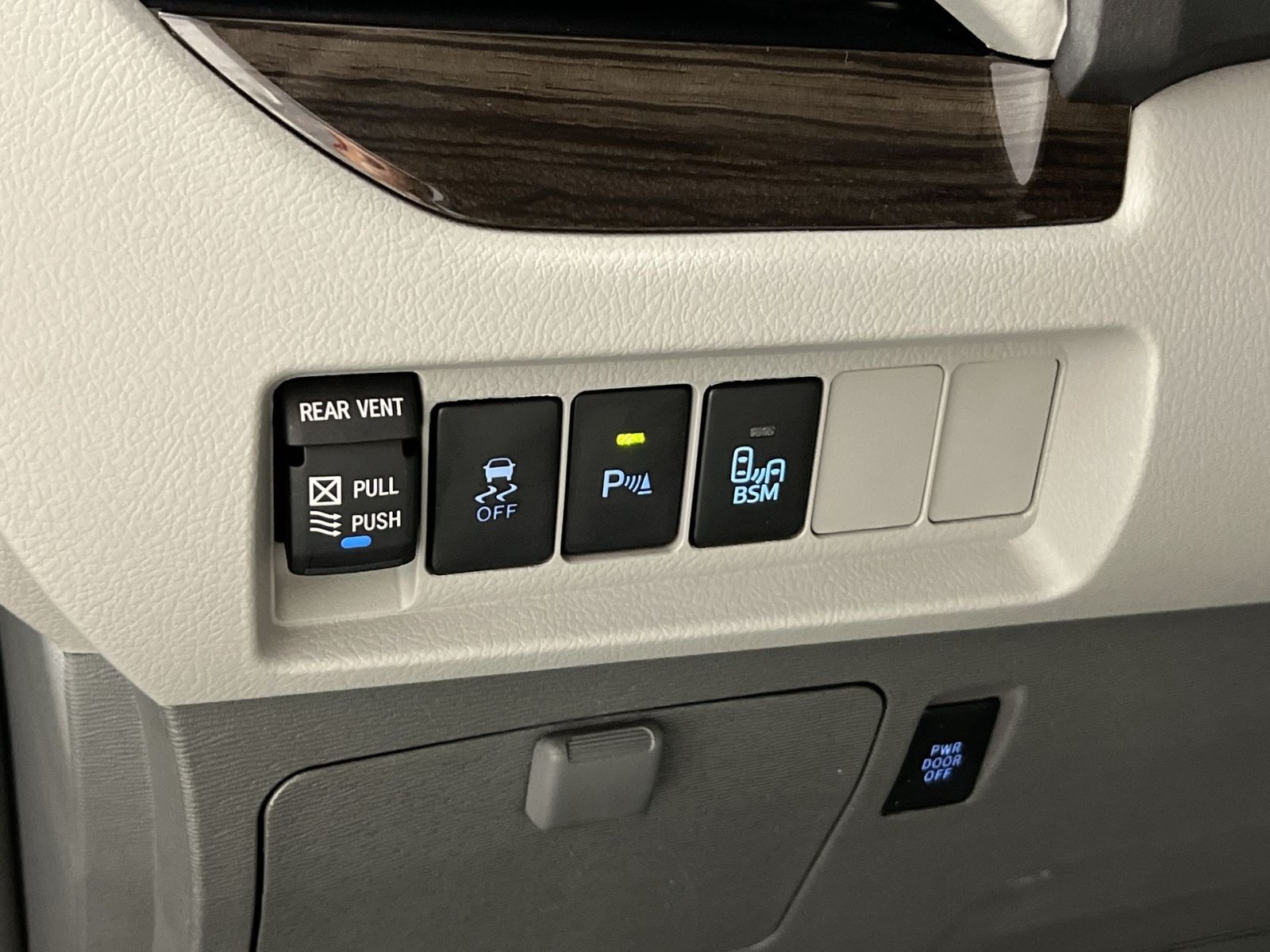 Used 2017 Toyota Sienna XLE w/ XLE Navigation Package AWD/4WD image 33