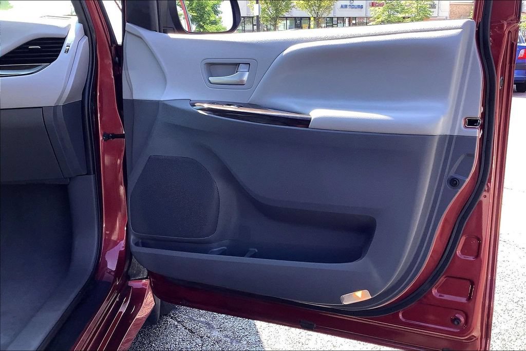 Used 2020 Toyota Sienna XLE FWD image 27