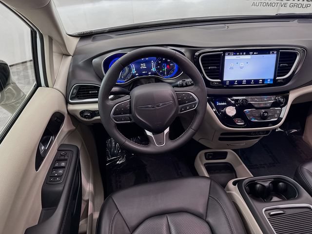 Used 2024 Chrysler Pacifica Touring-L FWD image 20