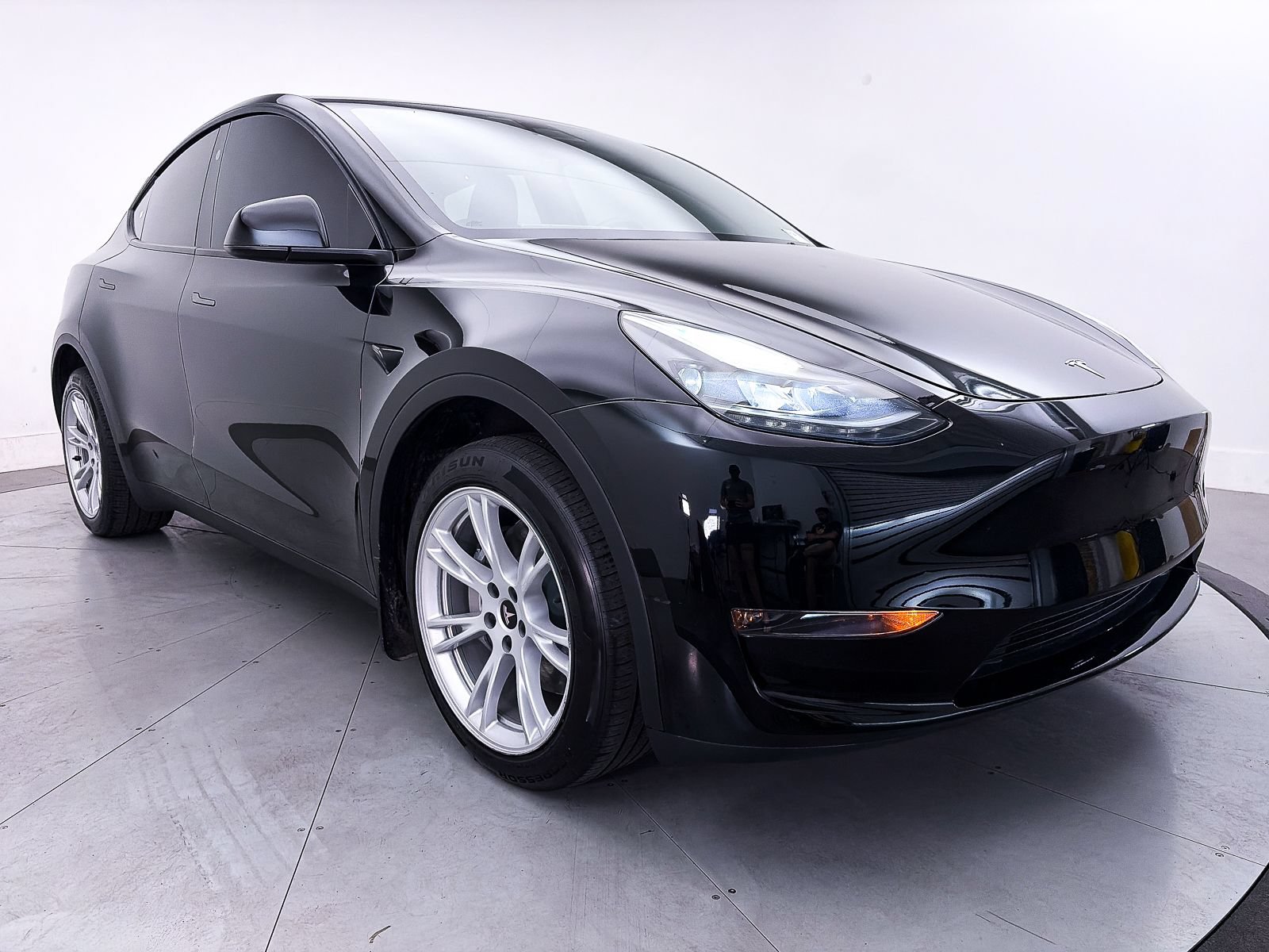 Used 2024 Tesla Model Y Long Range AWD/4WD image 9