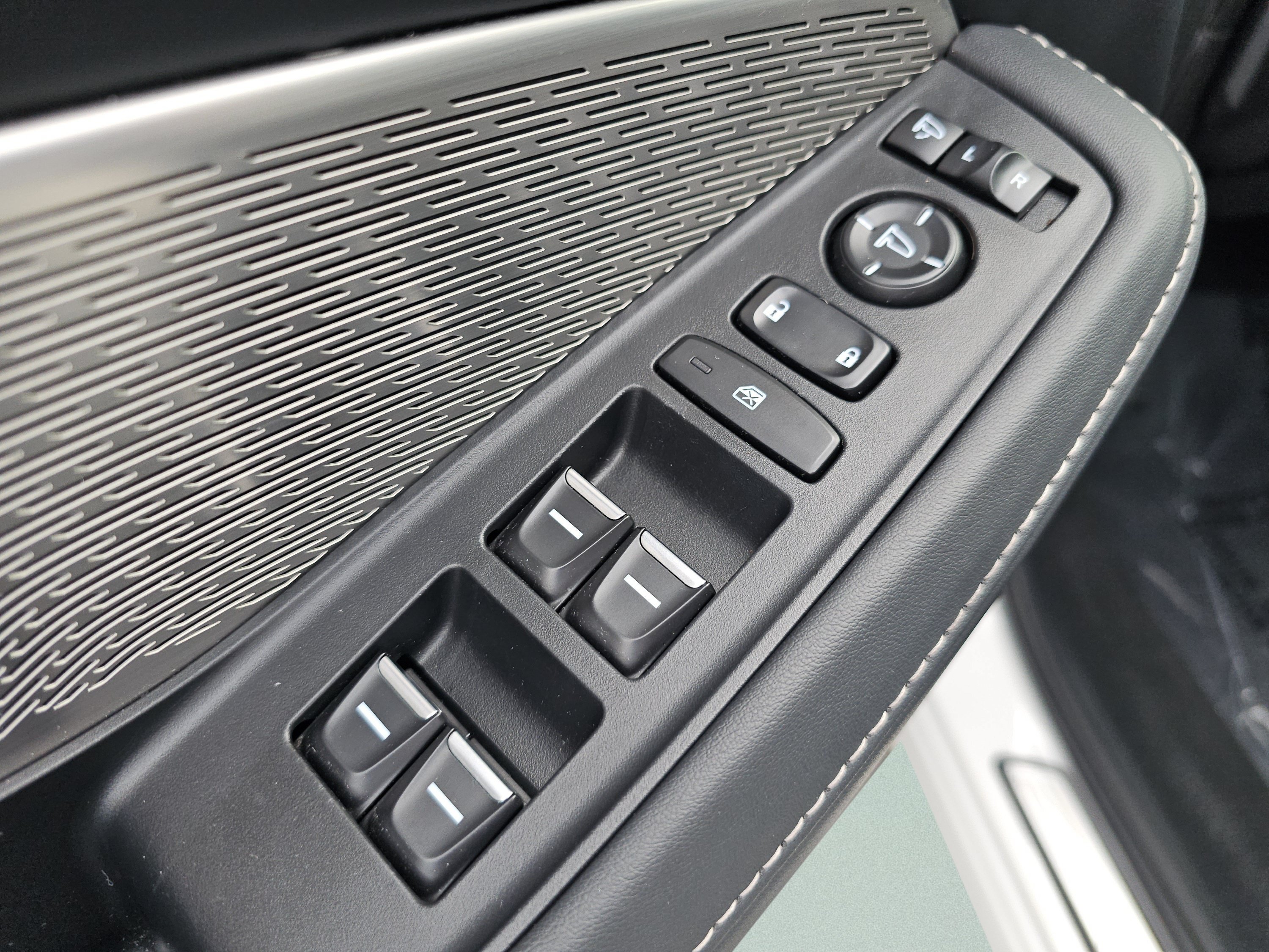 Used 2023 Acura MDX w/ Advance Package AWD/4WD image 30
