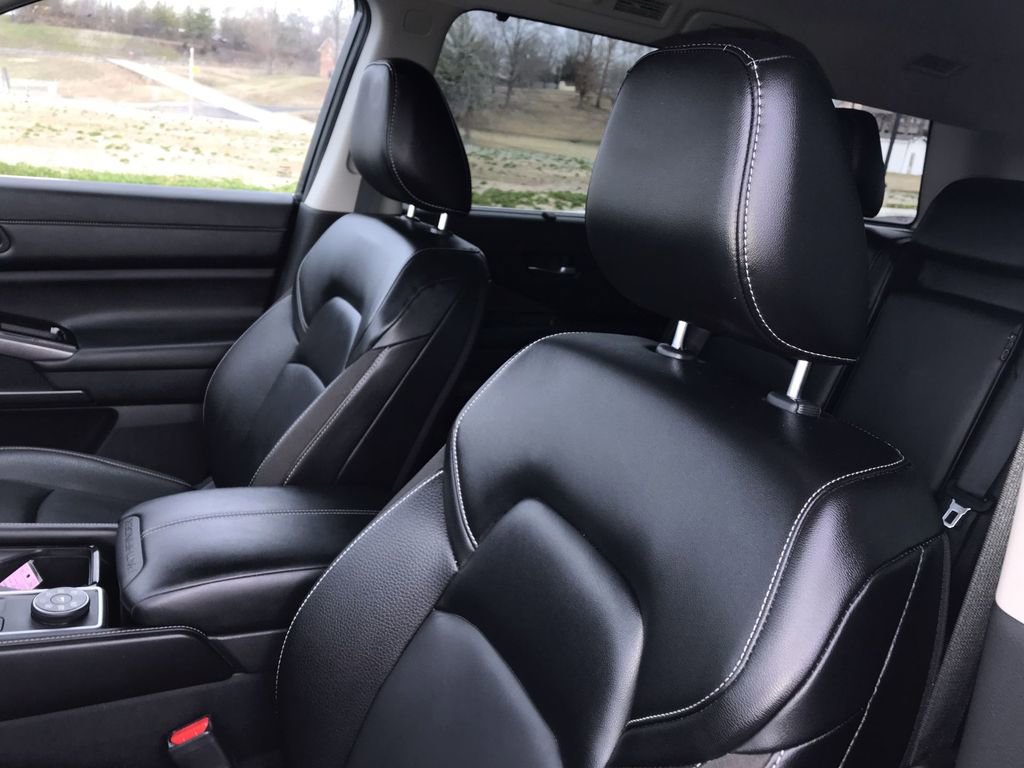 Used 2023 Nissan Pathfinder SL w/ Black Appearance Package image 11