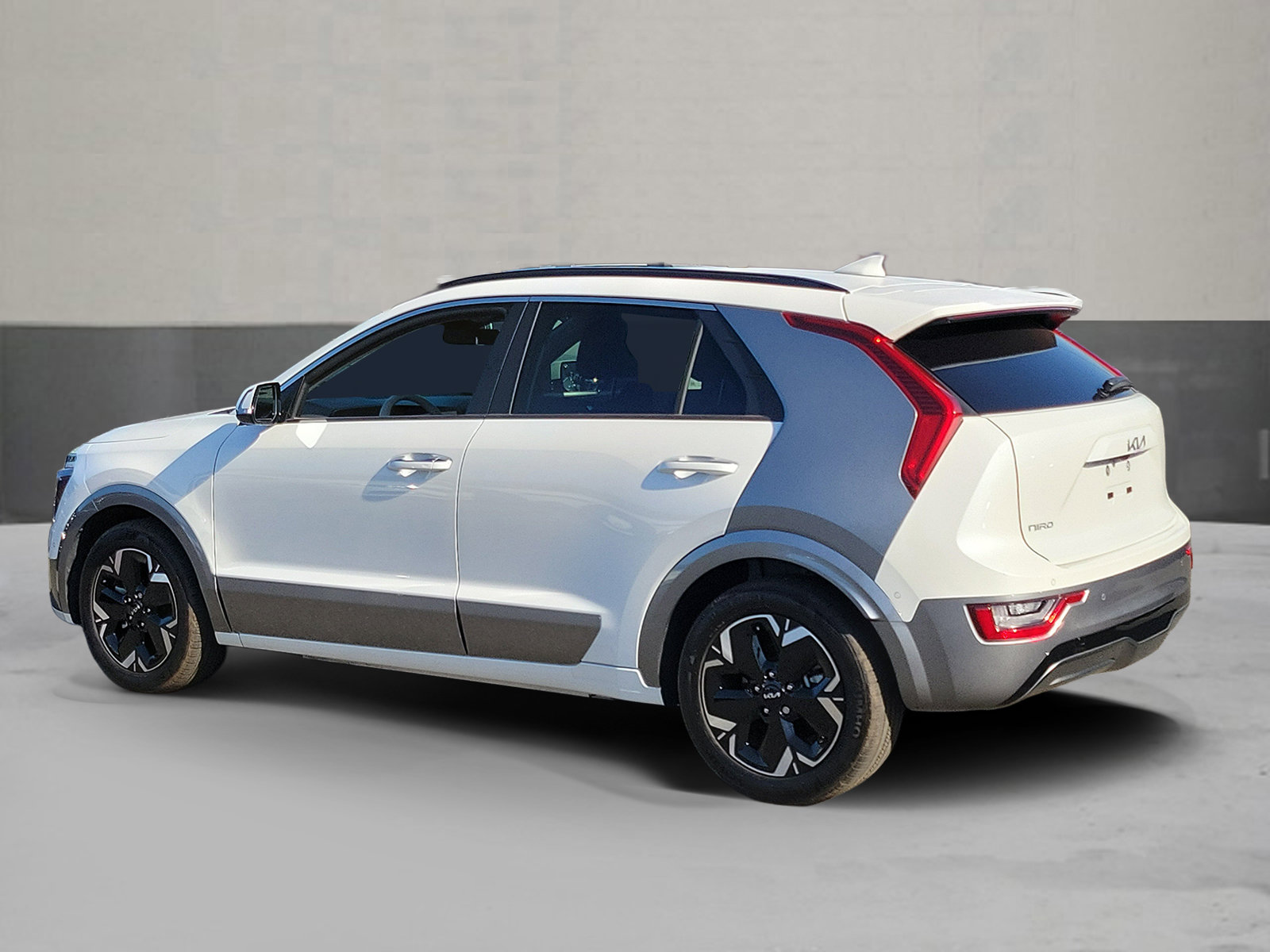 Used 2024 Kia Niro Wave w/ Wave Preserve Package FWD image 3