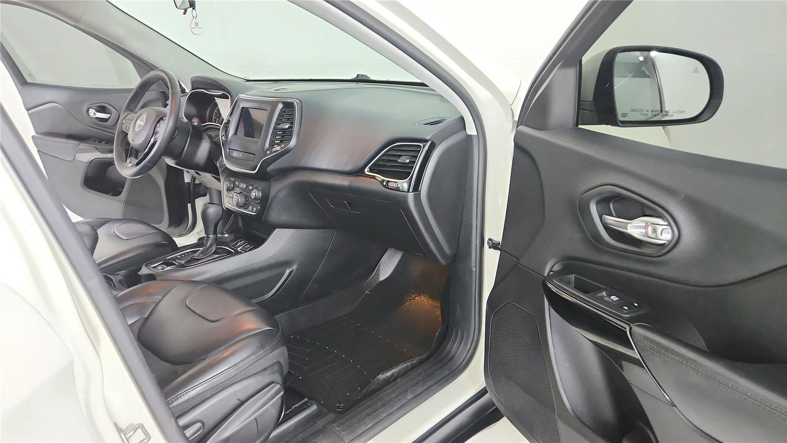 Used 2019 Jeep Cherokee Latitude Plus AWD/4WD image 19