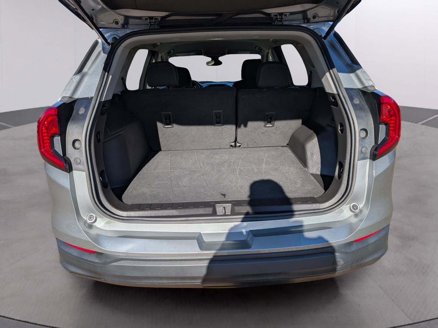 Used 2024 GMC Terrain SLE image 35