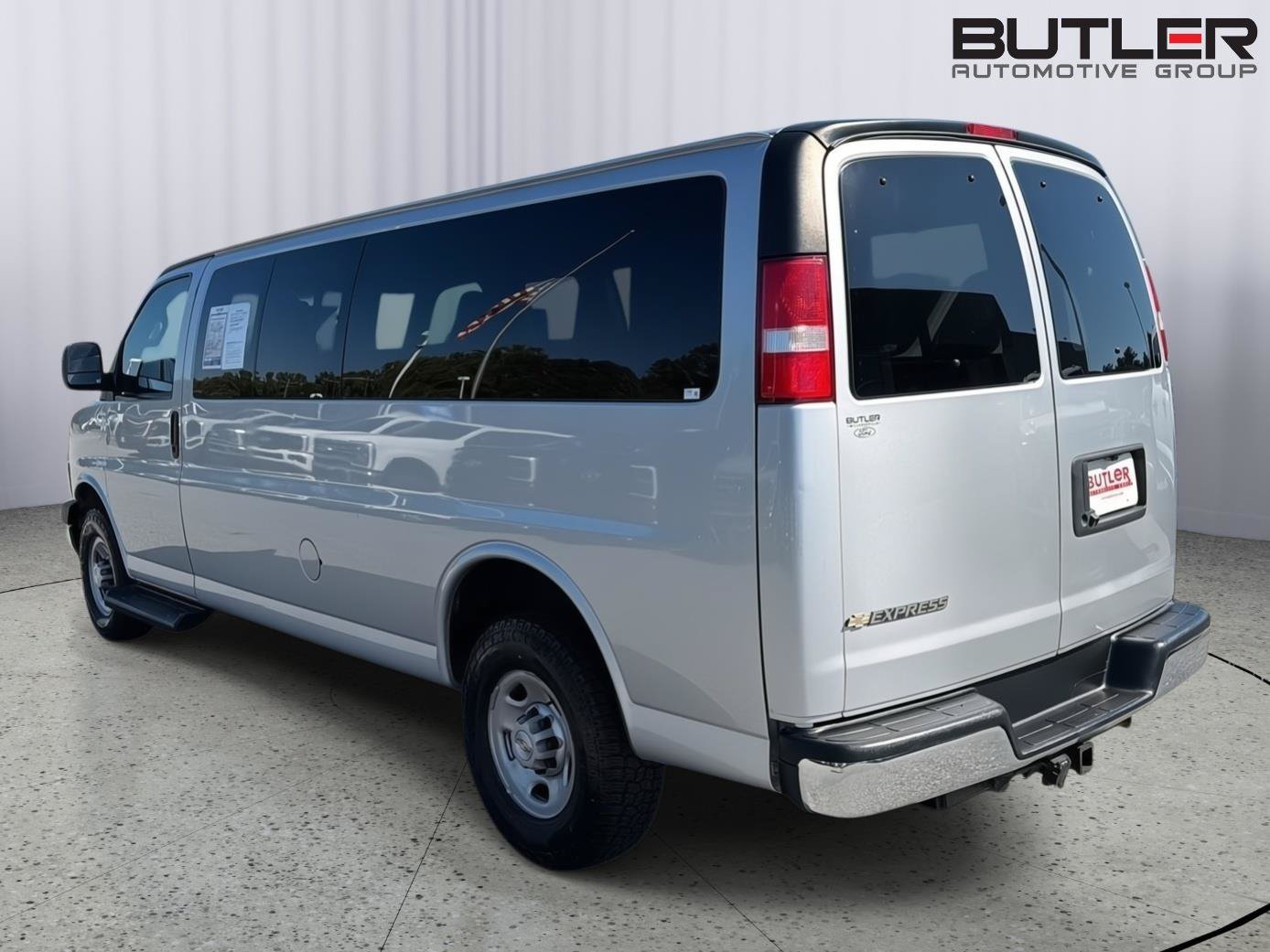 Used 2023 Chevrolet Express 3500 LS w/ Chrome Appearance Package RWD image 4