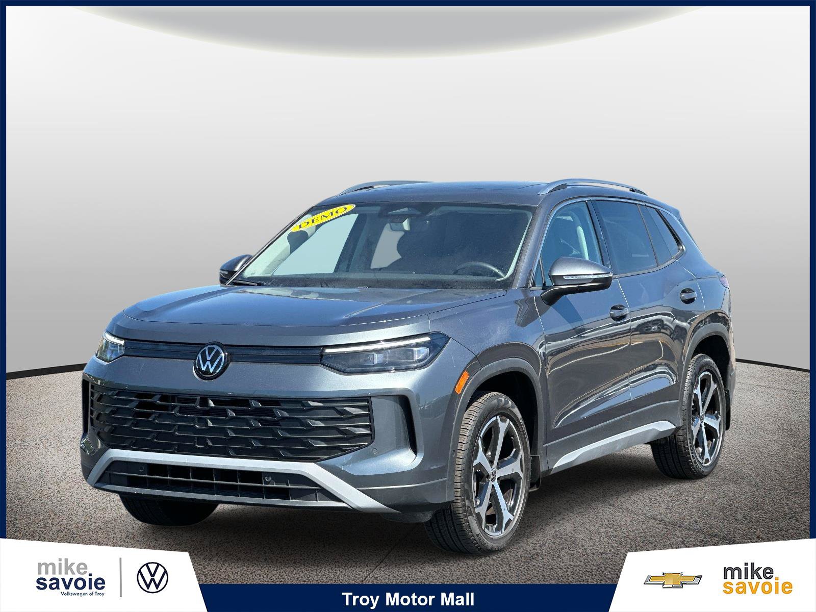 Used 2025 Volkswagen Tiguan SE w/ Panoramic Sunroof Package AWD/4WD image 1