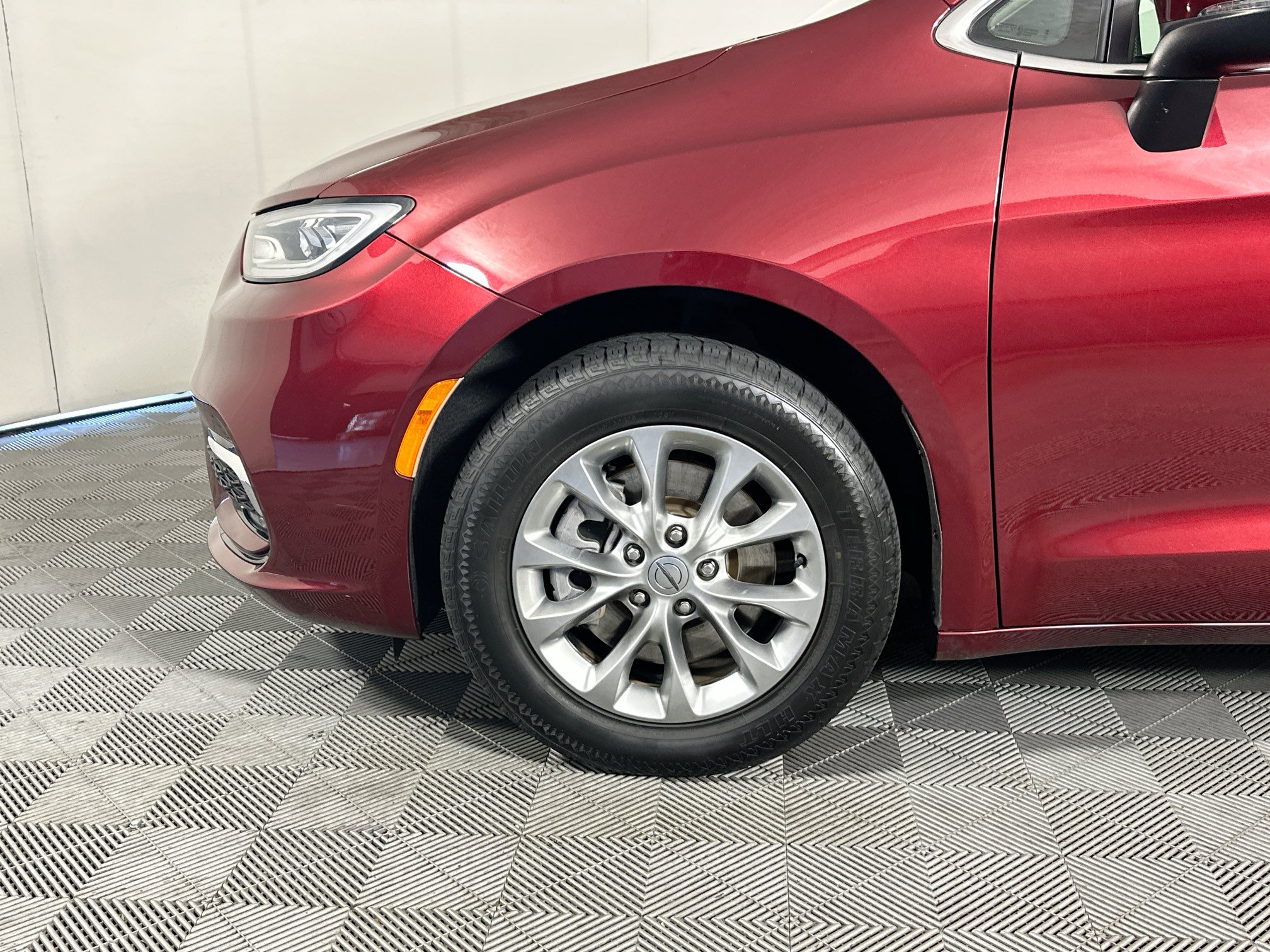 Used 2023 Chrysler Pacifica Touring-L AWD/4WD image 11