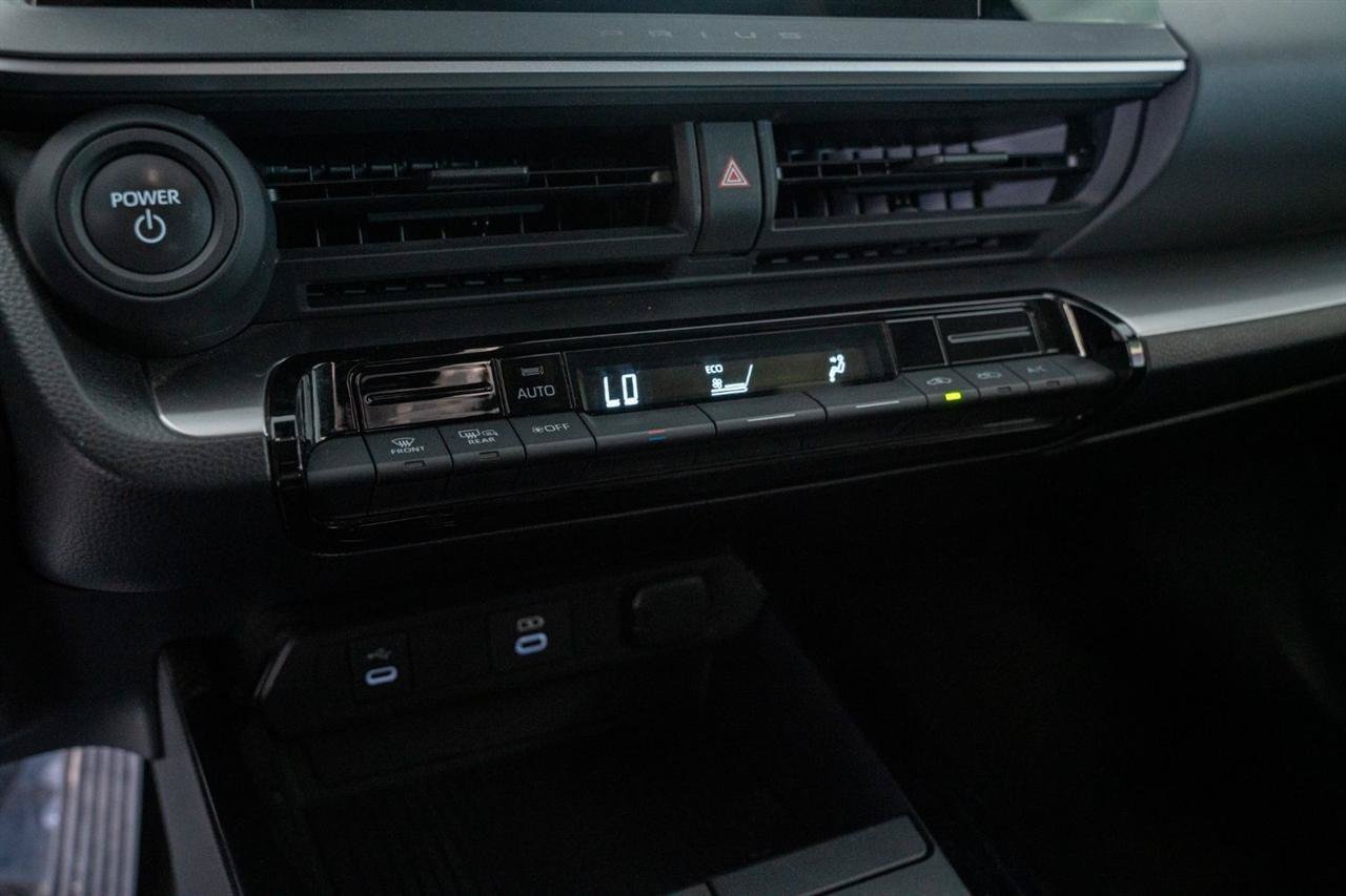 Used 2025 Toyota Prius LE FWD image 19