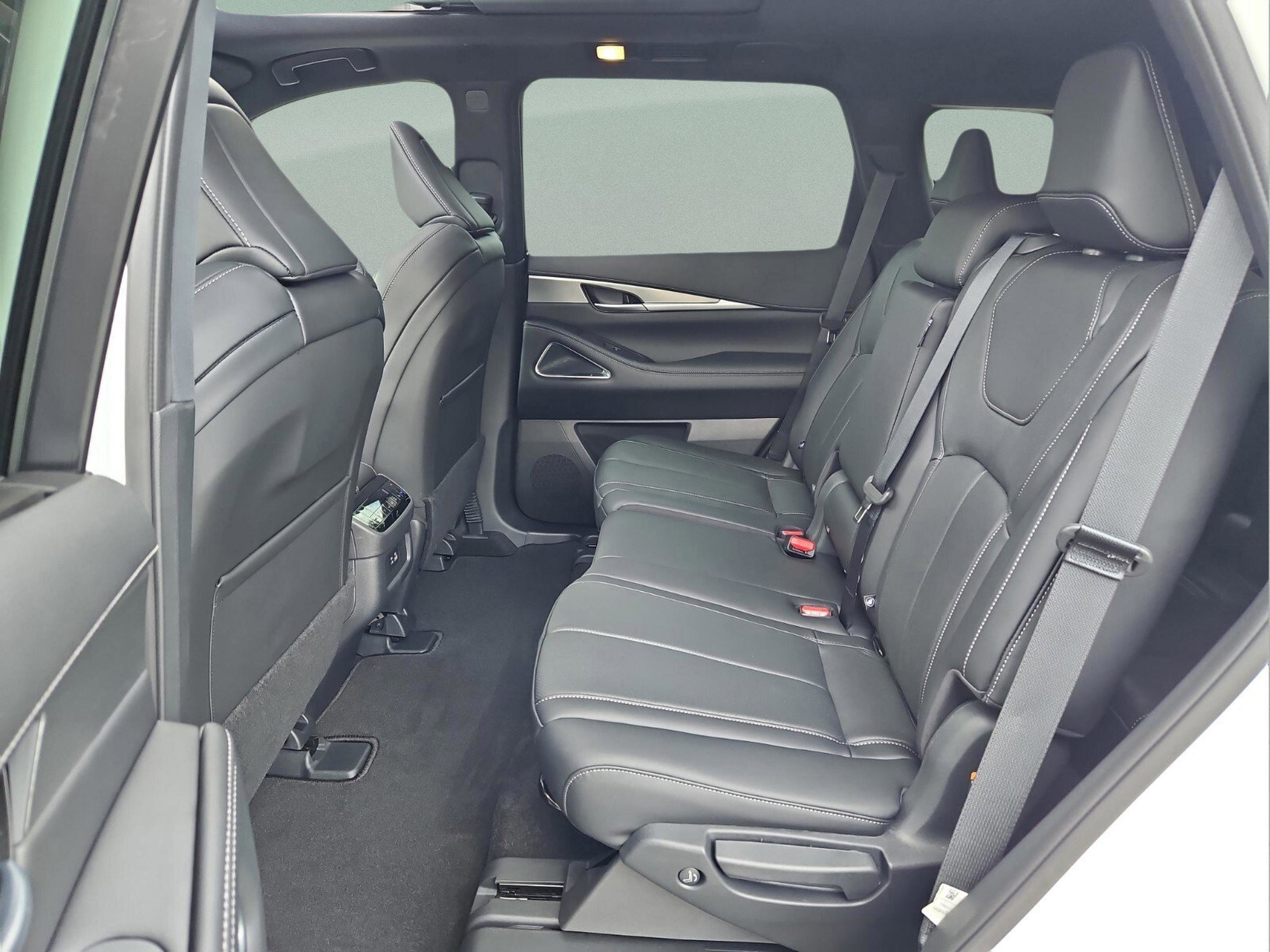 Used 2025 INFINITI QX60 Luxe w/ Black Edition image 11