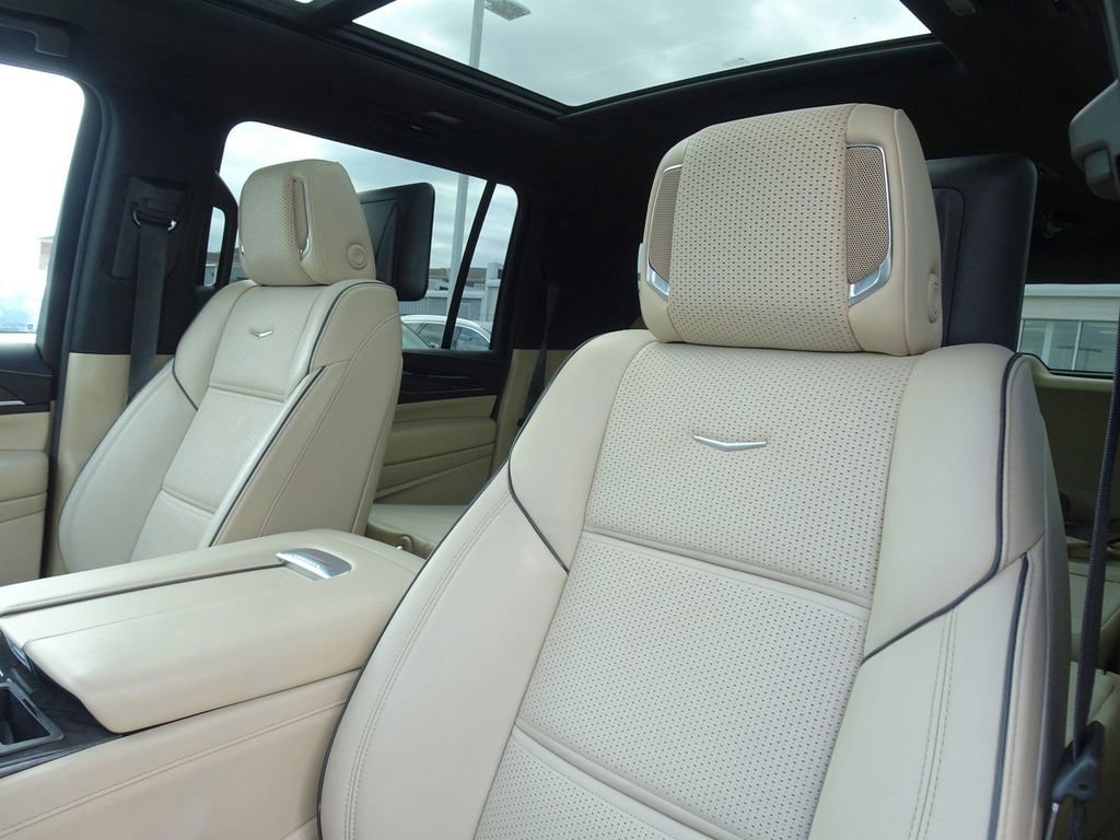 Used 2021 Cadillac Escalade ESV Premium Luxury AWD/4WD image 11