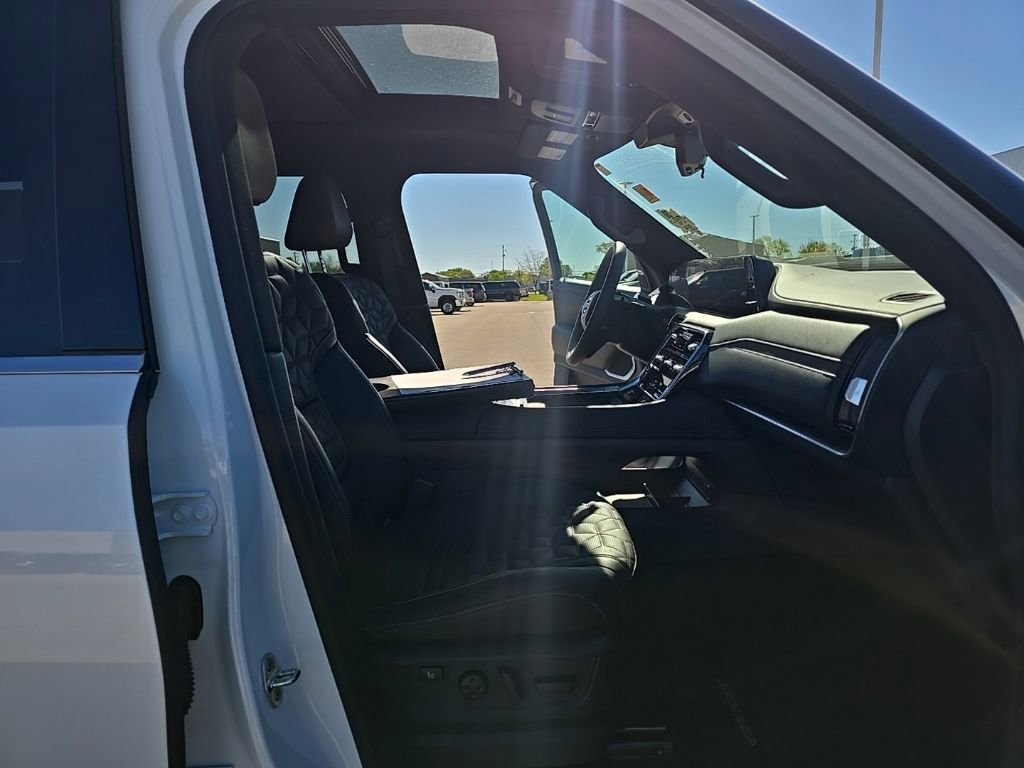 Used 2025 Nissan Armada Platinum Reserve AWD/4WD image 25
