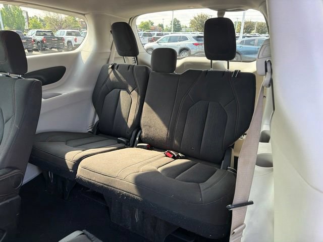 Used 2017 Chrysler Pacifica Touring FWD image 19