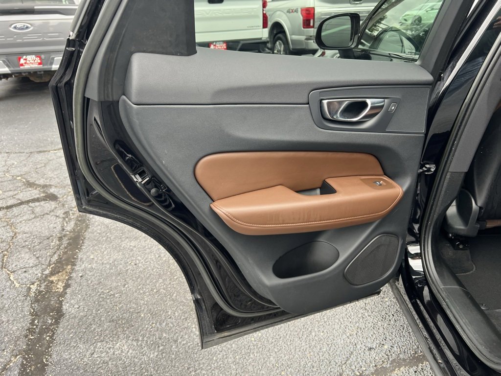 Used 2023 Volvo XC60 B5 Plus image 19