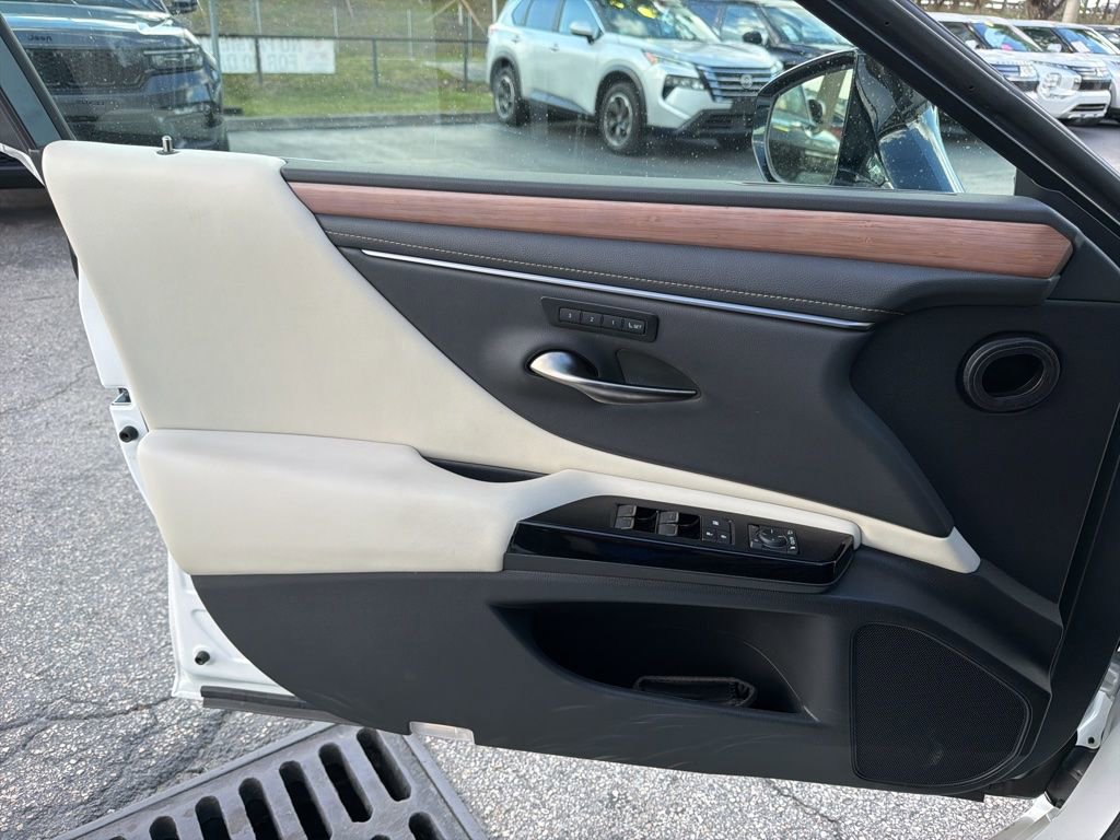 Used 2025 Lexus ES 350 w/ Premium Package FWD image 7