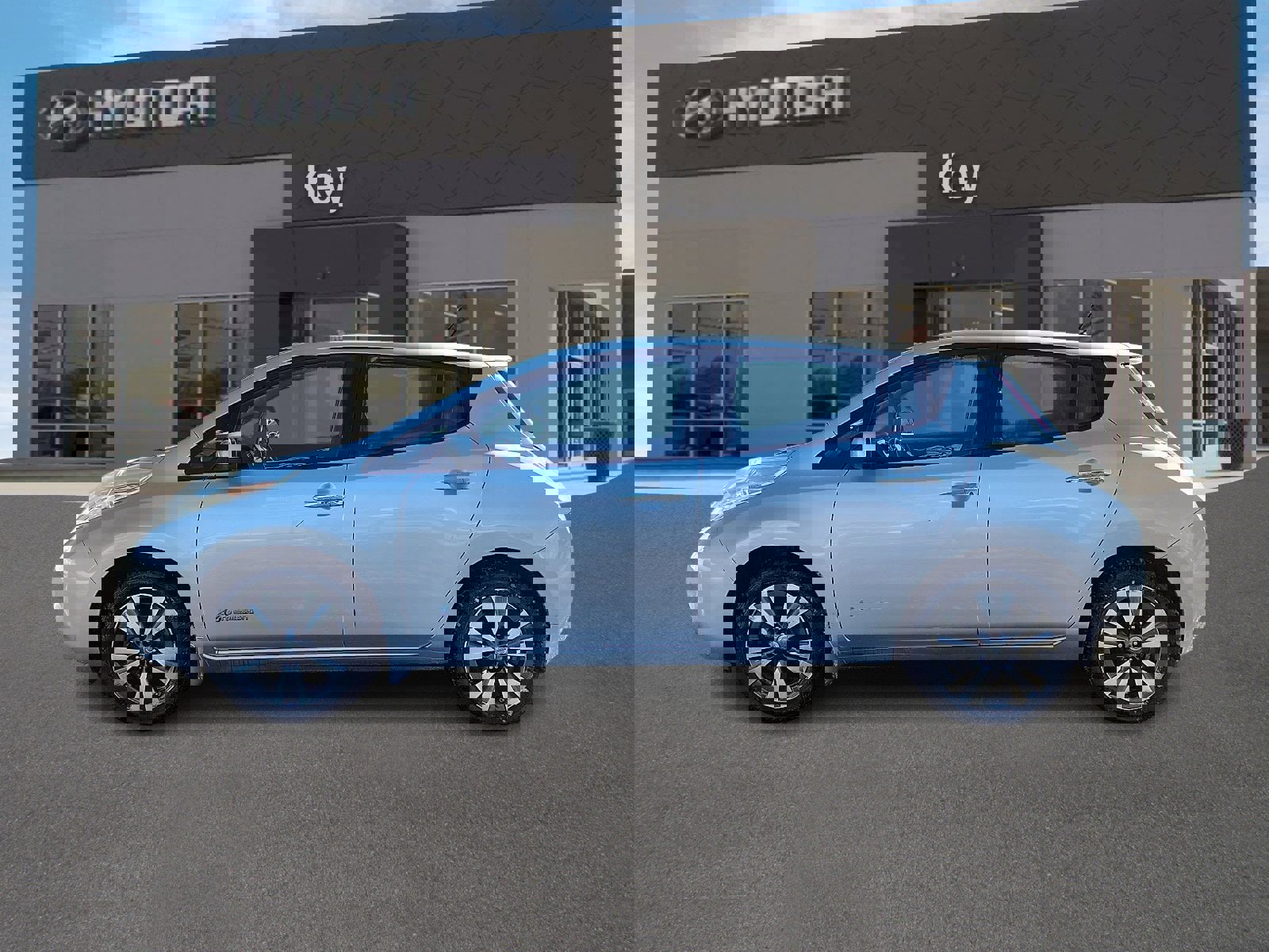 Used 2015 Nissan Leaf SL w/ Premium Package image 6