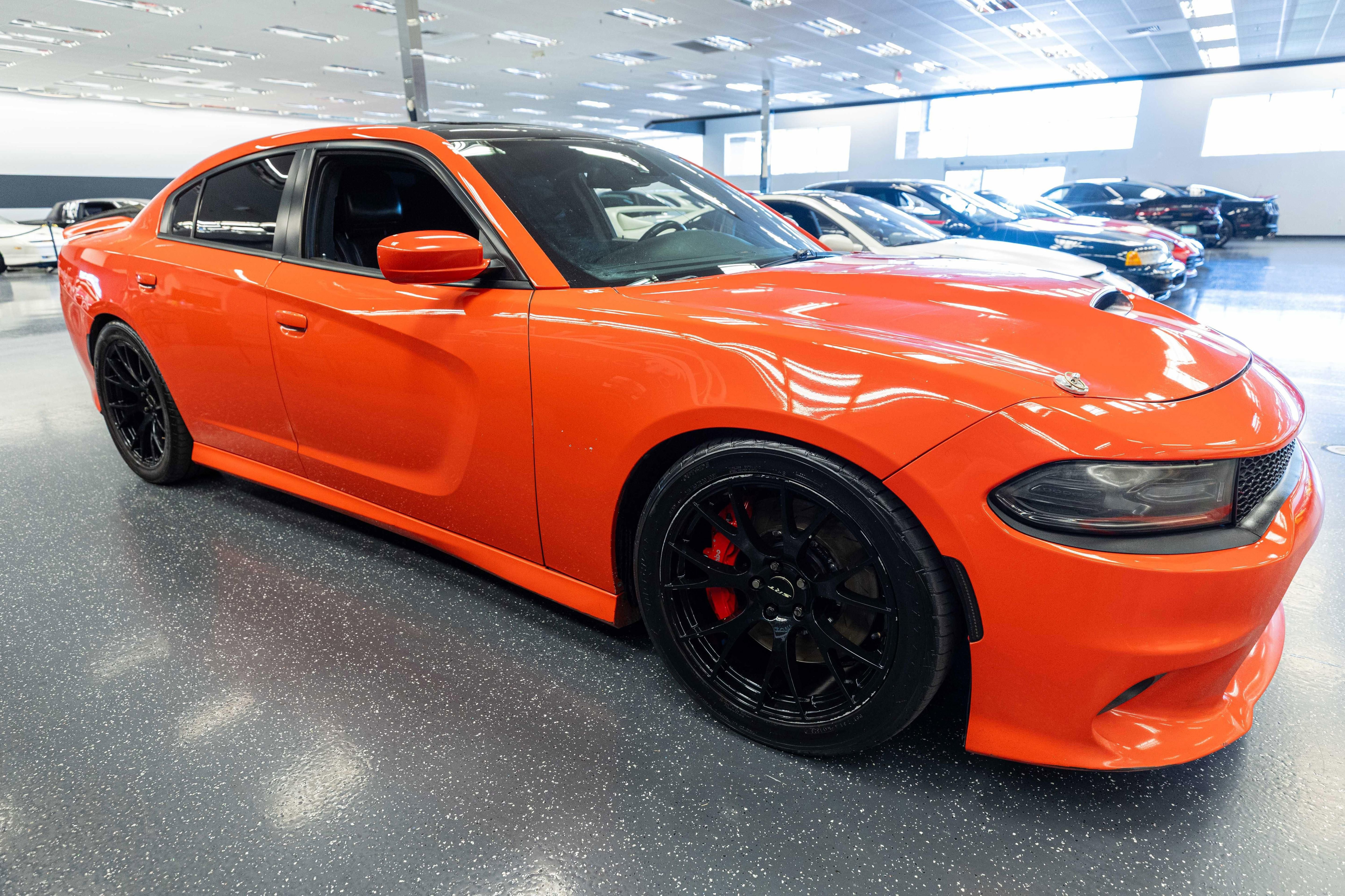 Used 2016 Dodge Charger SRT w/ Harman/Kardon Audio Group RWD image 4