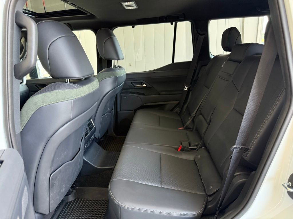 Used 2025 Lexus GX 550 w/ Accessory Package (32) AWD/4WD image 23