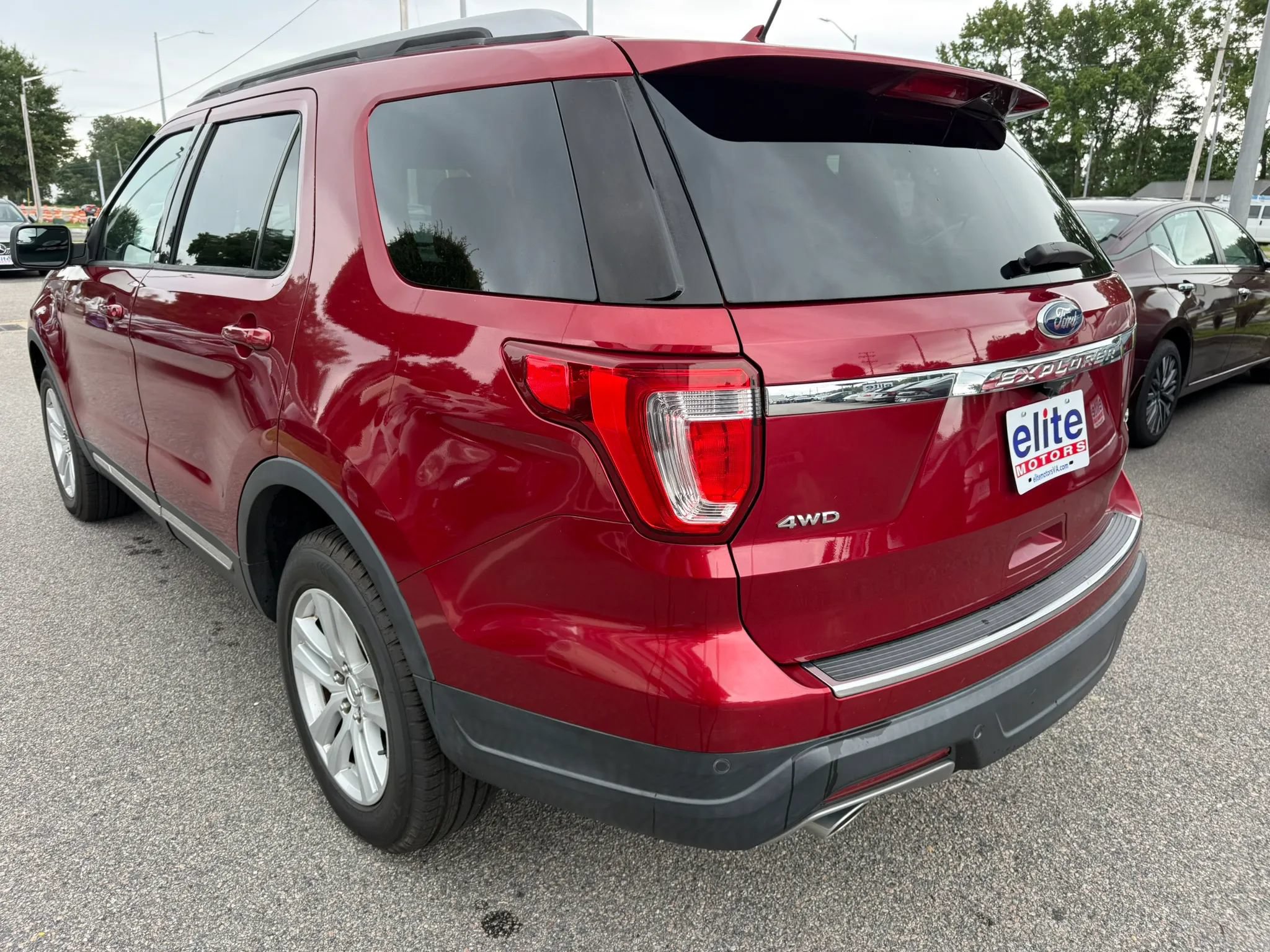 Used 2018 Ford Explorer XLT w/ Equipment Group 202A AWD/4WD image 5